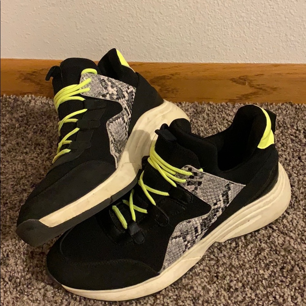 Tennis shoes